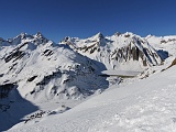 Ci alziamo sempre di più sopra Riale mentre si osserva meglio anche la diga di Morasco.....